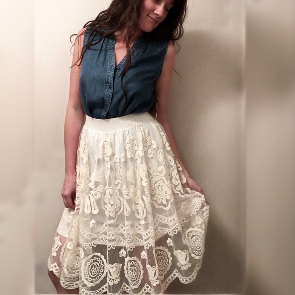 NWOT✨Gorgeous Chelsea & Theodore Lace Skirt 🌷